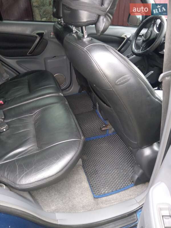 Внедорожник / Кроссовер Toyota RAV4 2002 в Сарнах