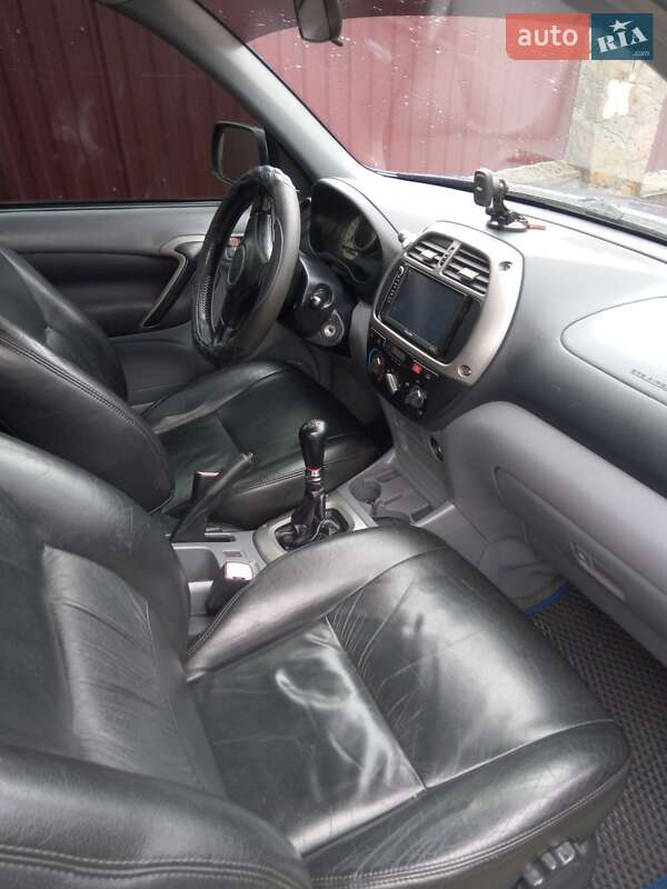 Внедорожник / Кроссовер Toyota RAV4 2002 в Сарнах