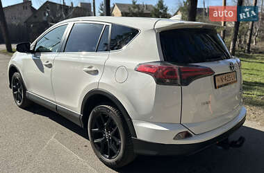 Внедорожник / Кроссовер Toyota RAV4 2018 в 