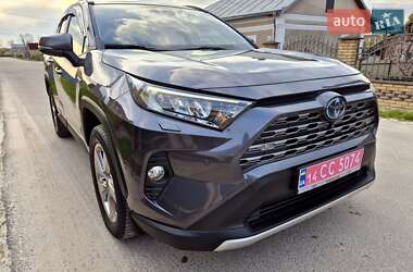 Внедорожник / Кроссовер Toyota RAV4 2020 в 