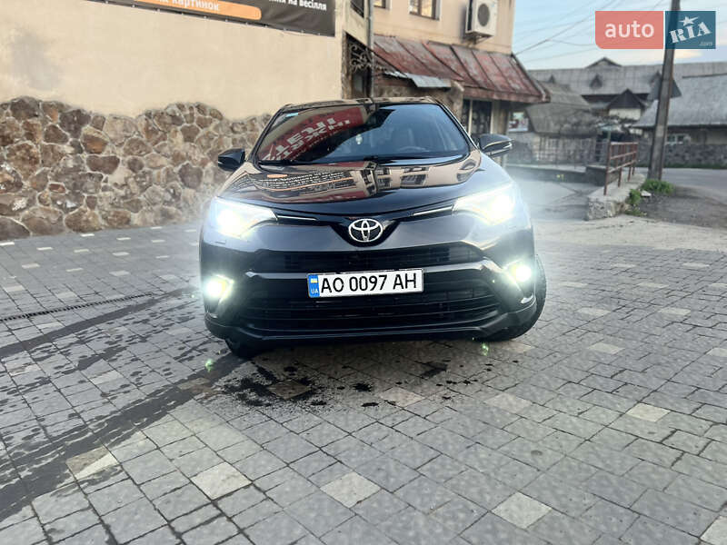 Внедорожник / Кроссовер Toyota RAV4 2017 в 