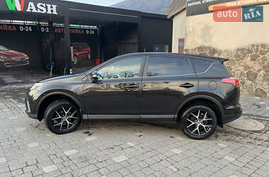 Внедорожник / Кроссовер Toyota RAV4 2017 в 