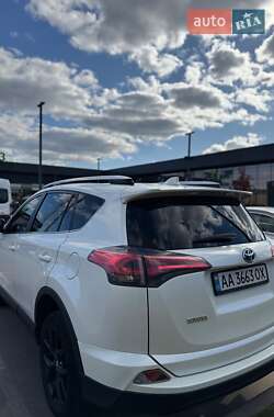 Внедорожник / Кроссовер Toyota RAV4 2018 в 