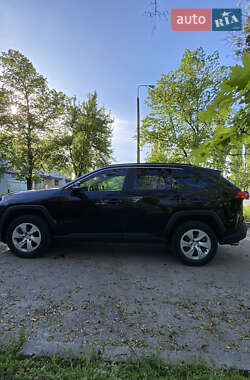 Позашляховик / Кросовер Toyota RAV4 2020 в 