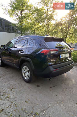 Позашляховик / Кросовер Toyota RAV4 2020 в 