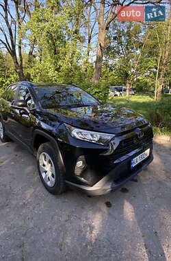 Позашляховик / Кросовер Toyota RAV4 2020 в 