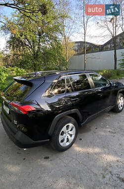 Позашляховик / Кросовер Toyota RAV4 2020 в 