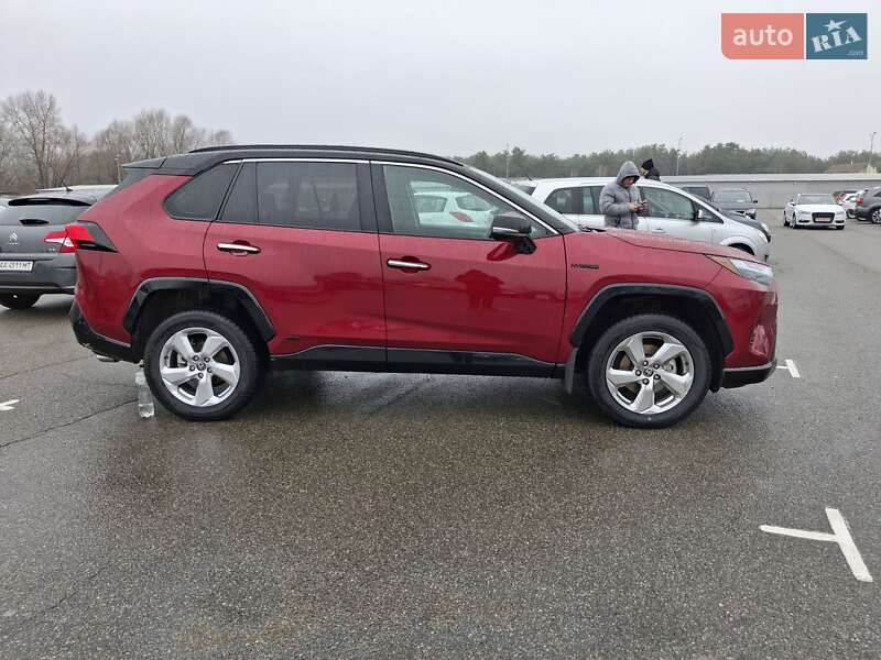 Позашляховик / Кросовер Toyota RAV4 2021 в 