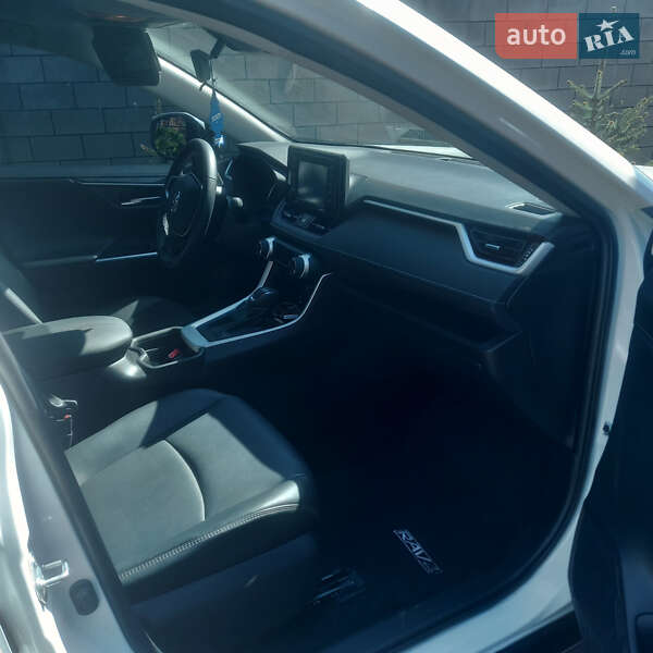 Позашляховик / Кросовер Toyota RAV4 2021 в Рівному