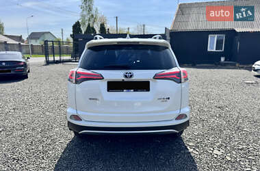 Внедорожник / Кроссовер Toyota RAV4 2016 в 