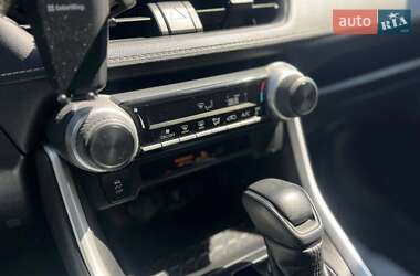 Внедорожник / Кроссовер Toyota RAV4 2020 в 