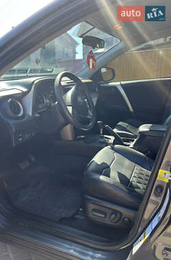 Внедорожник / Кроссовер Toyota RAV4 2015 в 