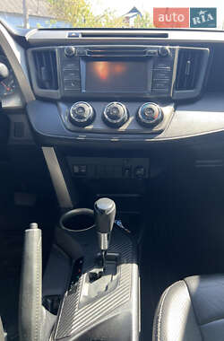 Внедорожник / Кроссовер Toyota RAV4 2015 в 