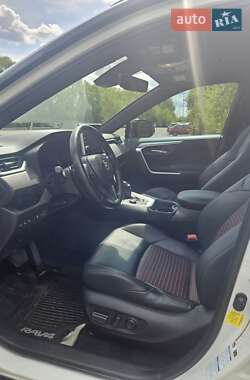 Позашляховик / Кросовер Toyota RAV4 2021 в 