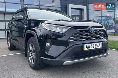 Позашляховик / Кросовер Toyota RAV4 2021 в 