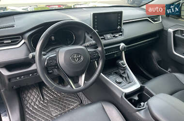 Позашляховик / Кросовер Toyota RAV4 2021 в 