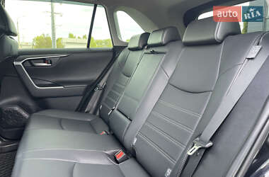 Позашляховик / Кросовер Toyota RAV4 2021 в 