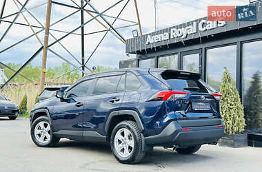 Внедорожник / Кроссовер Toyota RAV4 2021 в 
