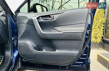 Внедорожник / Кроссовер Toyota RAV4 2021 в 