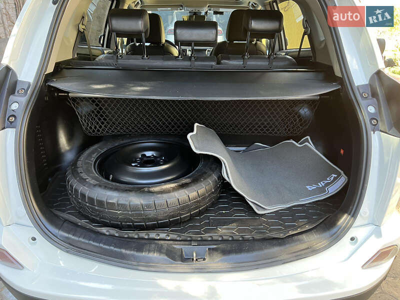 Позашляховик / Кросовер Toyota RAV4 2016 в Дніпрі