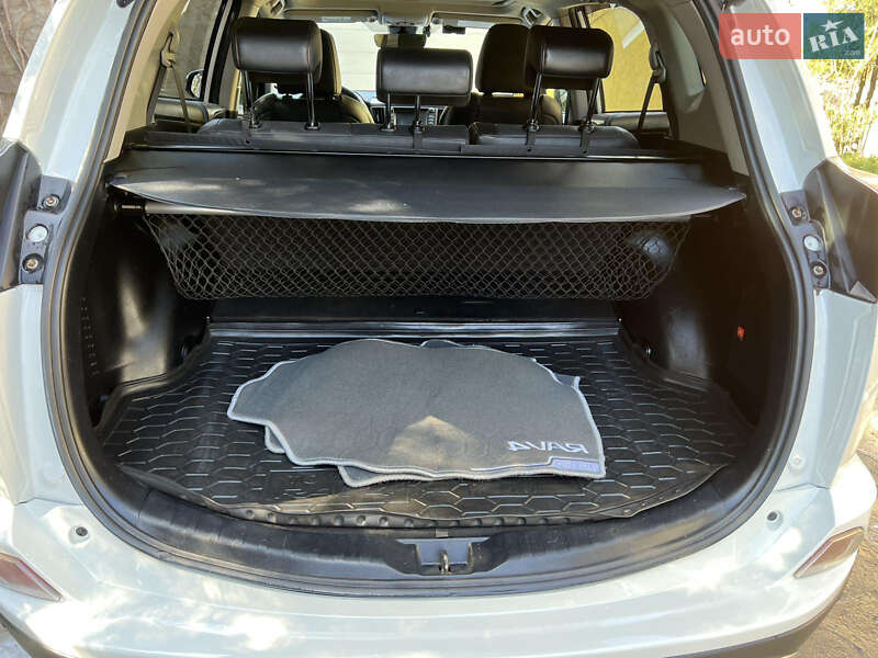 Позашляховик / Кросовер Toyota RAV4 2016 в Дніпрі