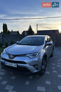 Внедорожник / Кроссовер Toyota RAV4 2017 в Ровно