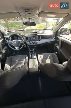 Внедорожник / Кроссовер Toyota RAV4 2016 в 