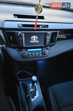 Внедорожник / Кроссовер Toyota RAV4 2017 в 