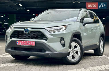 Позашляховик / Кросовер Toyota RAV4 2020 в 