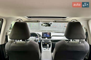 Позашляховик / Кросовер Toyota RAV4 2020 в 