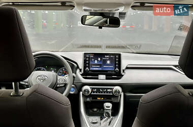Позашляховик / Кросовер Toyota RAV4 2020 в 