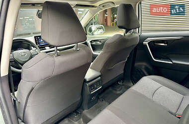 Позашляховик / Кросовер Toyota RAV4 2020 в 