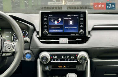 Позашляховик / Кросовер Toyota RAV4 2020 в 
