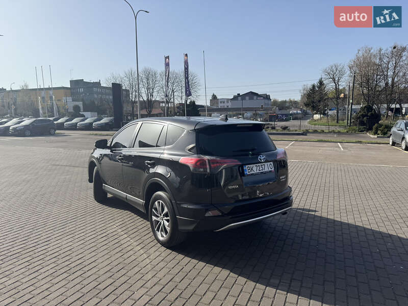Внедорожник / Кроссовер Toyota RAV4 2017 в Ровно