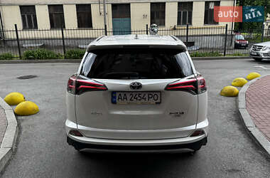 Внедорожник / Кроссовер Toyota RAV4 2017 в 