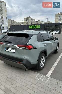 Позашляховик / Кросовер Toyota RAV4 2020 в 