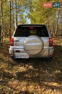 Позашляховик / Кросовер Toyota RAV4 2004 в 