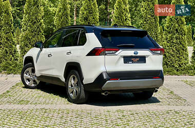 Позашляховик / Кросовер Toyota RAV4 2020 в 
