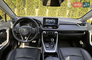Позашляховик / Кросовер Toyota RAV4 2020 в 