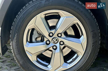 Позашляховик / Кросовер Toyota RAV4 2020 в 
