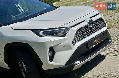 Позашляховик / Кросовер Toyota RAV4 2020 в 