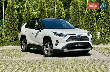 Позашляховик / Кросовер Toyota RAV4 2020 в 