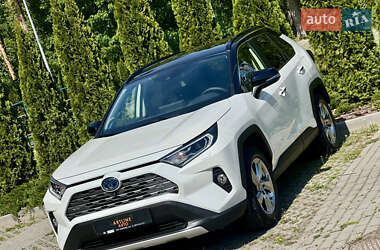 Позашляховик / Кросовер Toyota RAV4 2020 в 