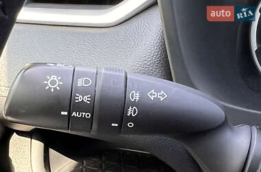 Позашляховик / Кросовер Toyota RAV4 2020 в 