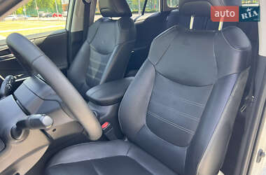 Позашляховик / Кросовер Toyota RAV4 2020 в 