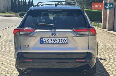 Позашляховик / Кросовер Toyota RAV4 2020 в 