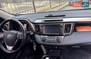 Внедорожник / Кроссовер Toyota RAV4 2018 в 