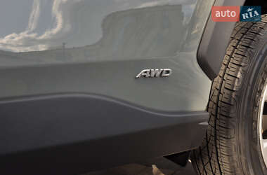 Позашляховик / Кросовер Toyota RAV4 2019 в 