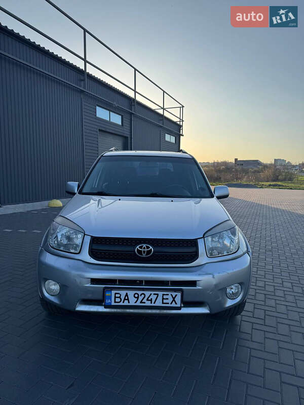 Позашляховик / Кросовер Toyota RAV4 2004 в 