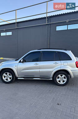 Позашляховик / Кросовер Toyota RAV4 2004 в 